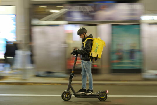 Glovo “graziata” dal gip di Milano per l’assunzione dei riders Glovo