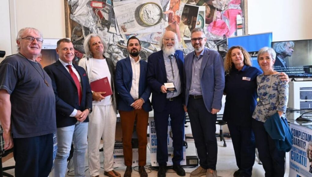 Foto di gruppo al termine della conferenza stampa di presentazione della 28ª Giornata nazionale dei Risvegli a Palazzo d’Accursio, con la Medaglia destinata dal Presidente della Repubblica alla manifestazione.