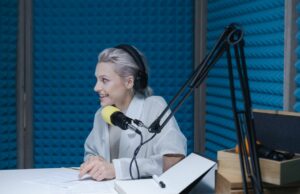 Radio notturna e videochat: cercare compagnia oggi radio